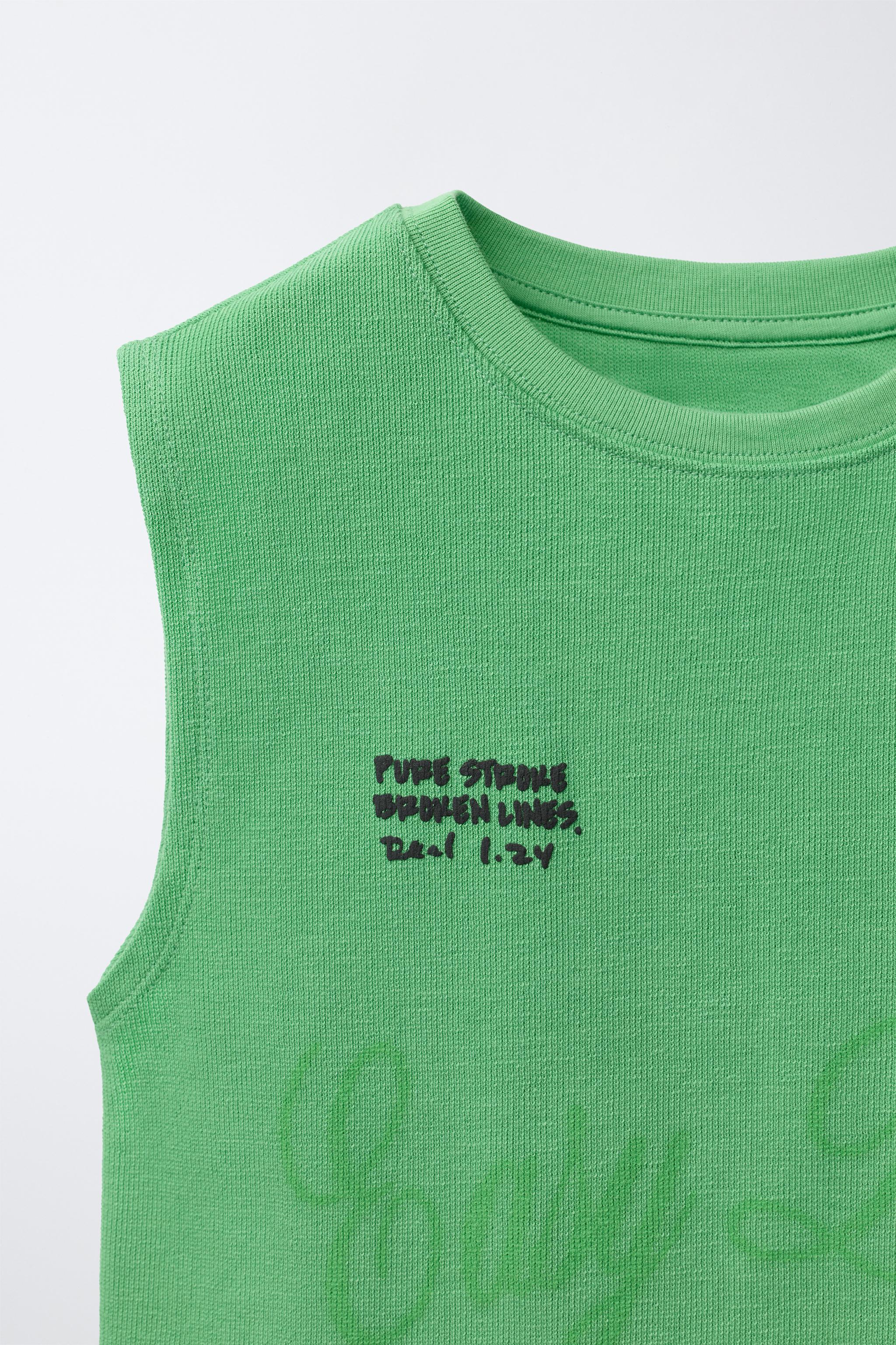 T-SHIRT SANS MANCHES AVEC INSCRIPTION EN RELIEF
